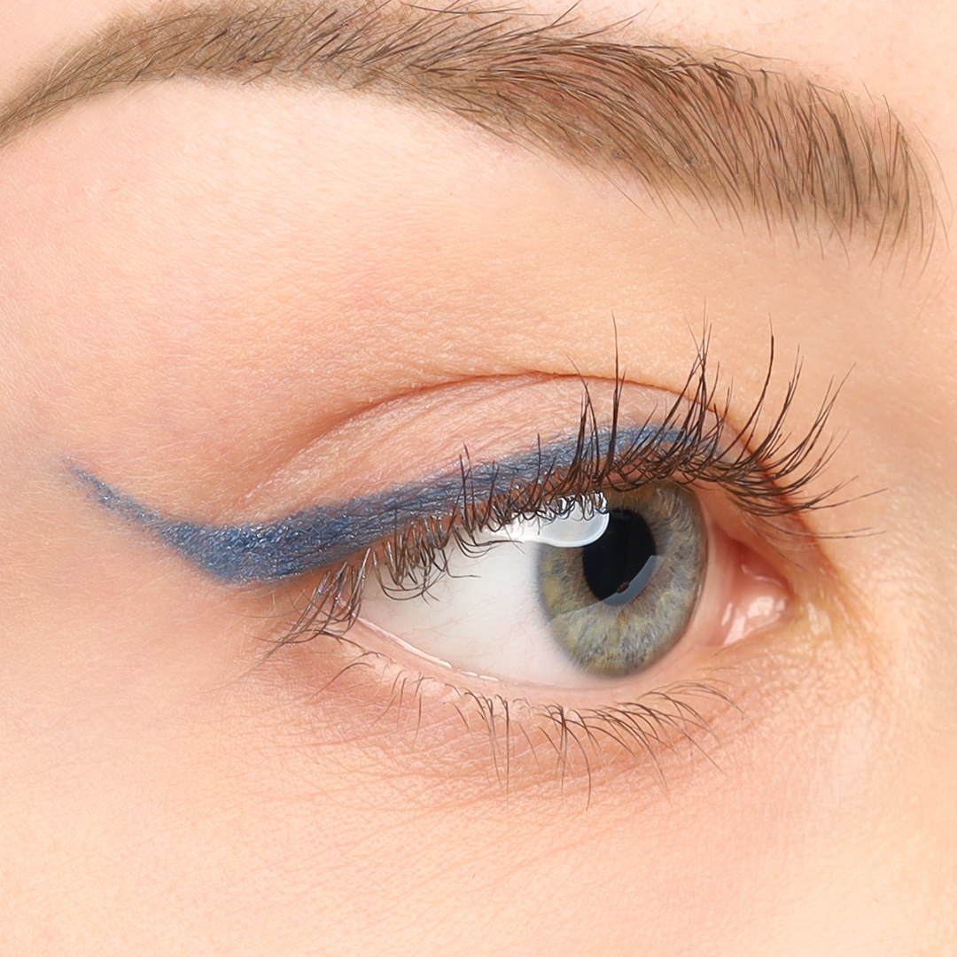 COSLINE Kajal / Eyeliner Jeansblue 109 Blaues Auge seitlich
