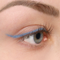 COSLINE Kajal / Eyeliner Iceblue 111 blaues Auge seitlich