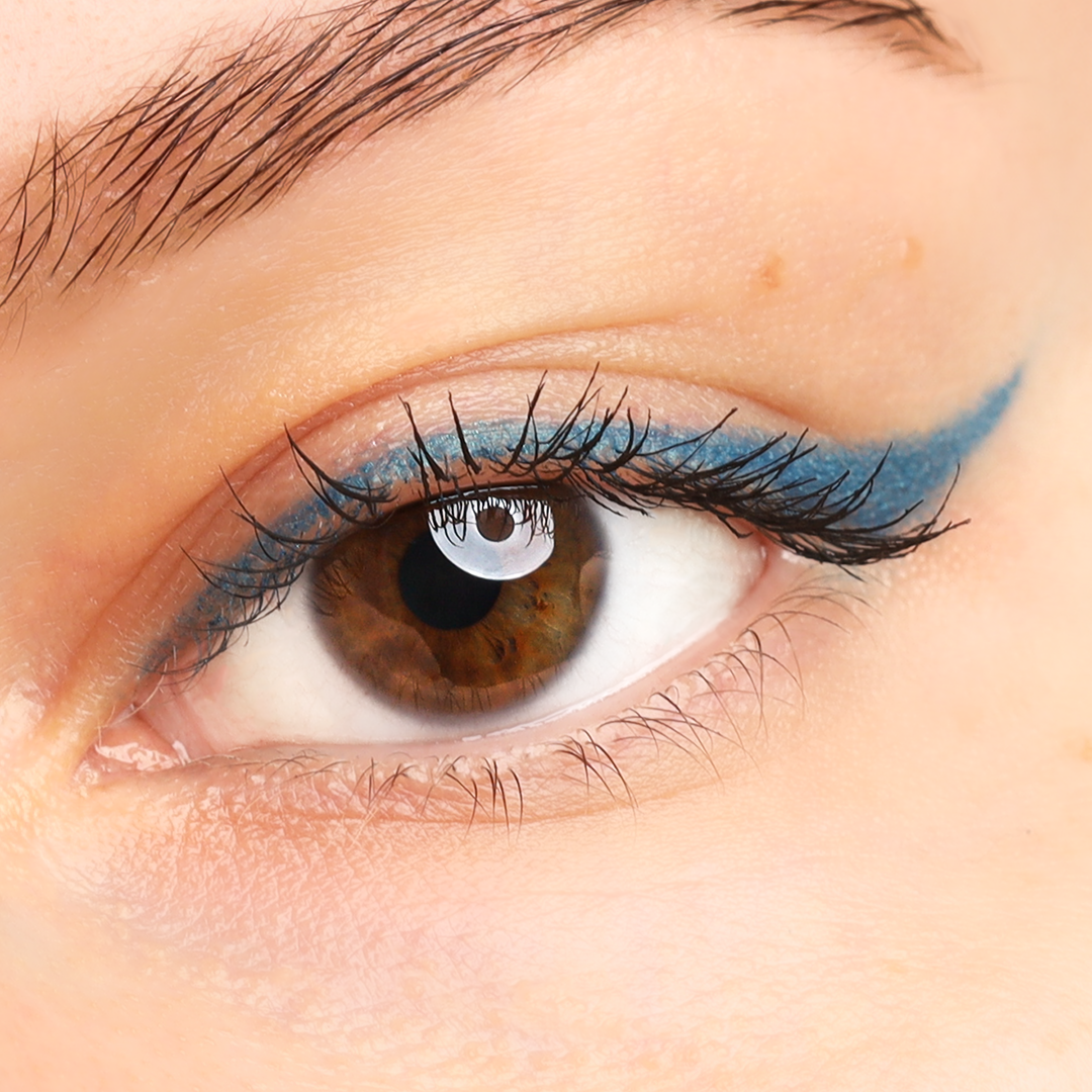 COSLINE | Eyeliner Petrol 122 | on brown eyes