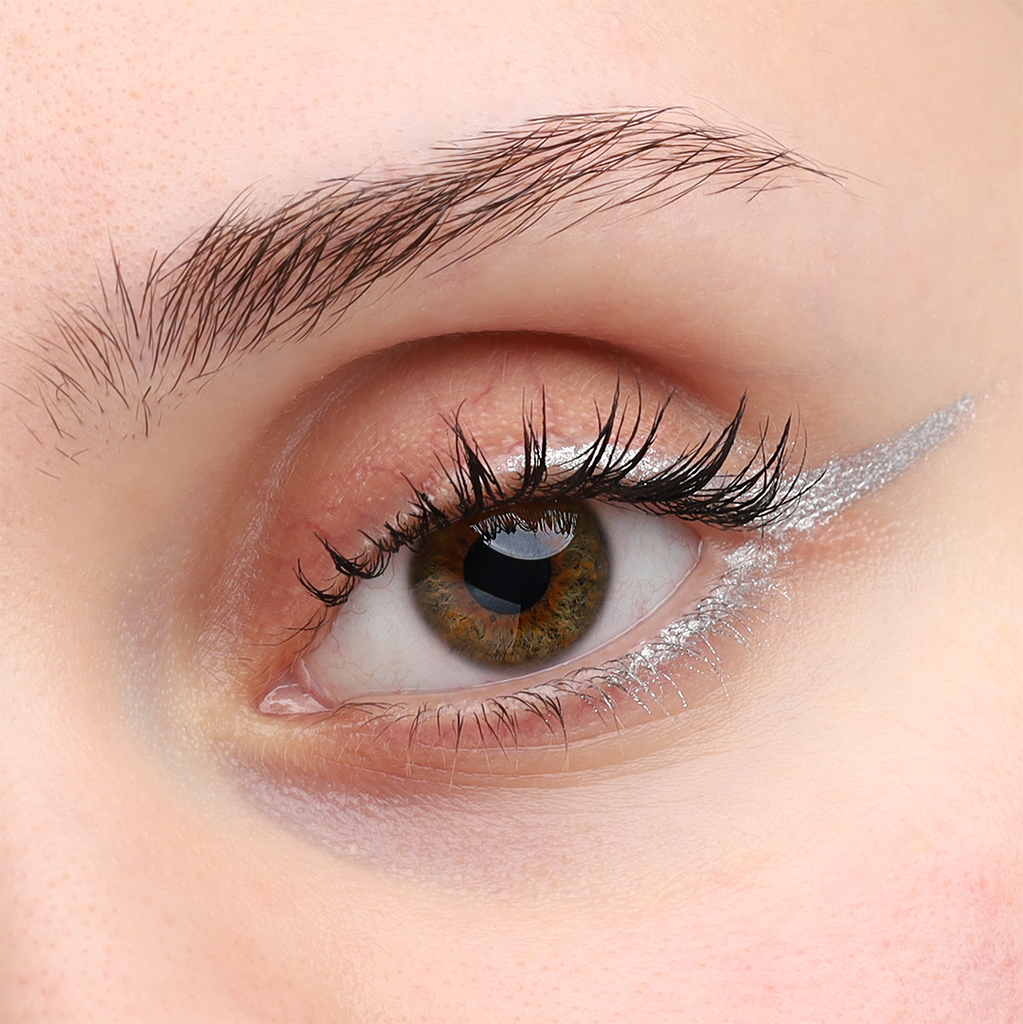 COSLINE Kajal / Eyeliner Silver 106 Auge geschminkt