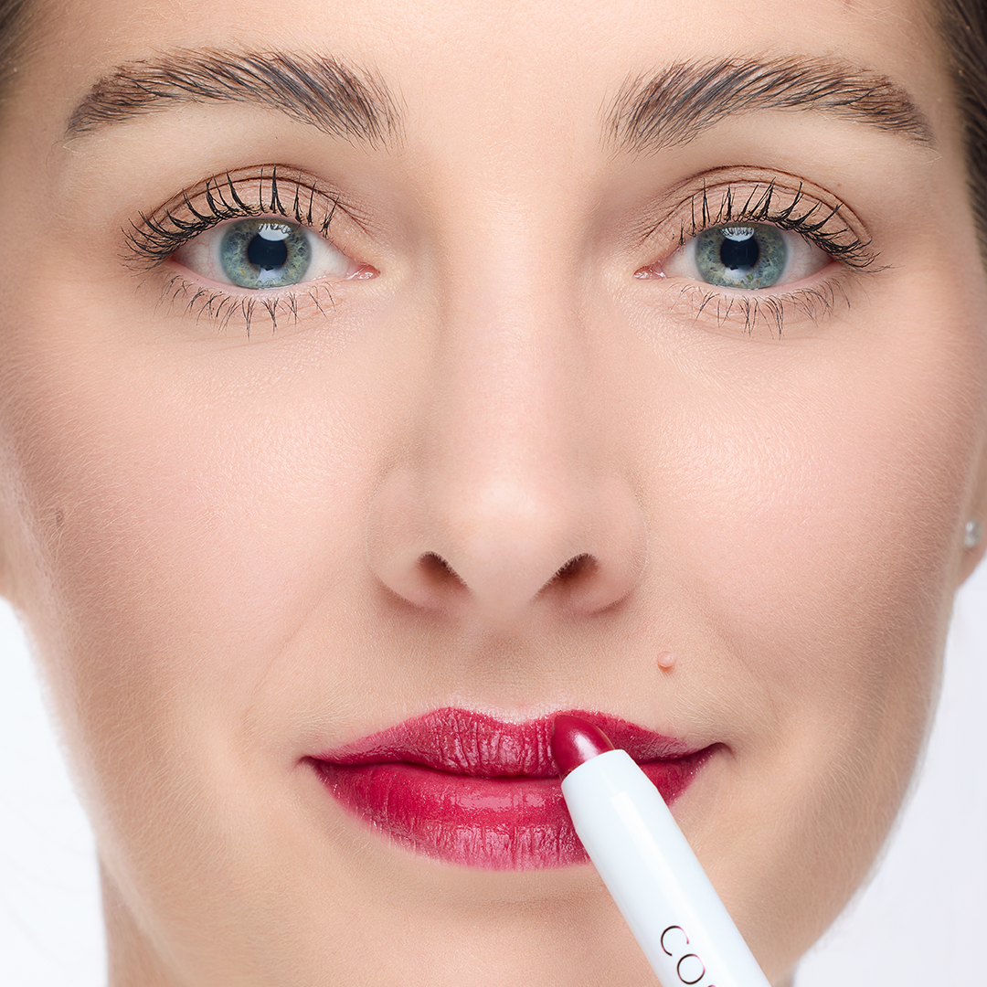 COSLINE Lippenstift Rubin 415 Gesicht