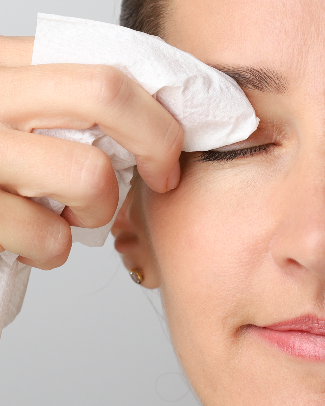 COSLINE Blog: Schlupflider schminken | Schritt 1 Tissue