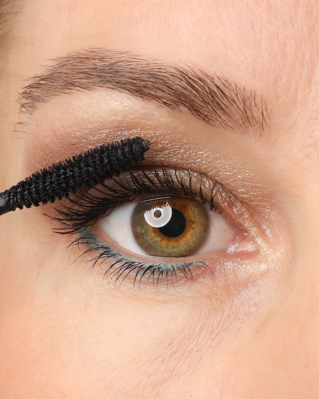 COSLINE Blog: Schlupflider schminken | Schritt 6 Mascara