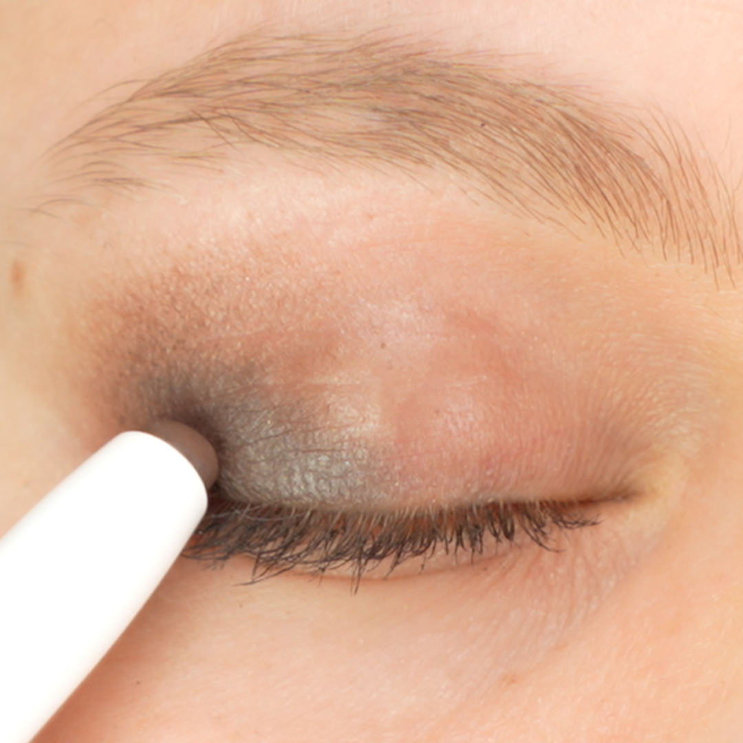 COSLINE Kajal / Eyeliner Muskat 304 Grünes Auge Nahaufnahme 