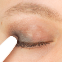 COSLINE Kajal / Eyeliner Muskat 304 Grünes Auge Nahaufnahme 