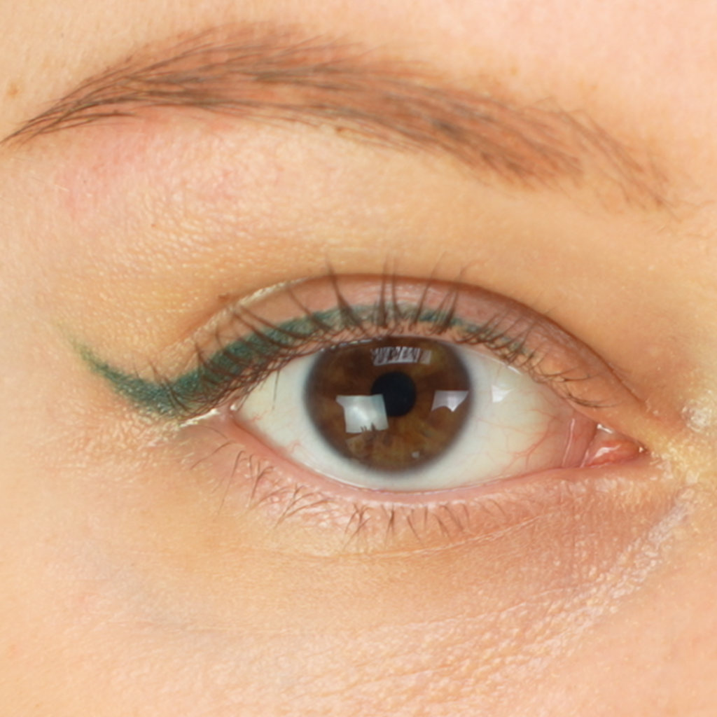 Cosline Kajal / Eyeliner Darkgreen 117 braunes Auge Nahaufnahme Titelbild