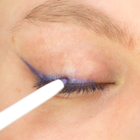COSLINE Kajal / Eyeliner Lila 110 Grünes Auge Nahaufnahme
